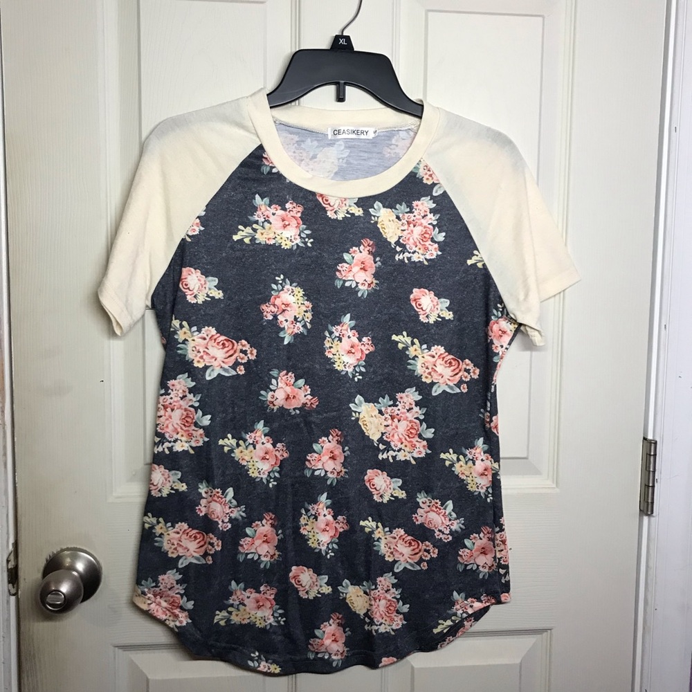 Ceasikery Cream and Dark Blue Floral Women's Tee Size Small